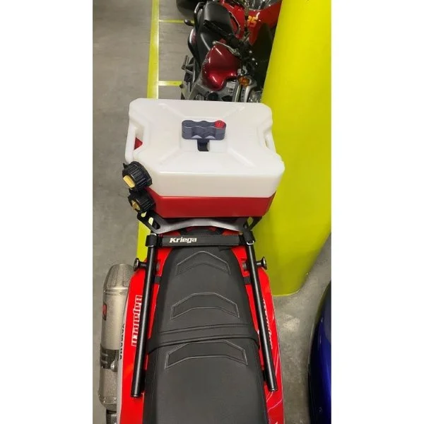 The Fuel can Overland Fuel (available in red, Yellow Sahara, Green Army and black) is an accessory for Ural sidecar via Moto Side Aventure
