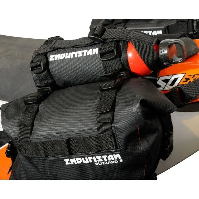 L'étui à bouteille de la marque Enduristan compatible avec les side-cars de marque Ural Motorcycles