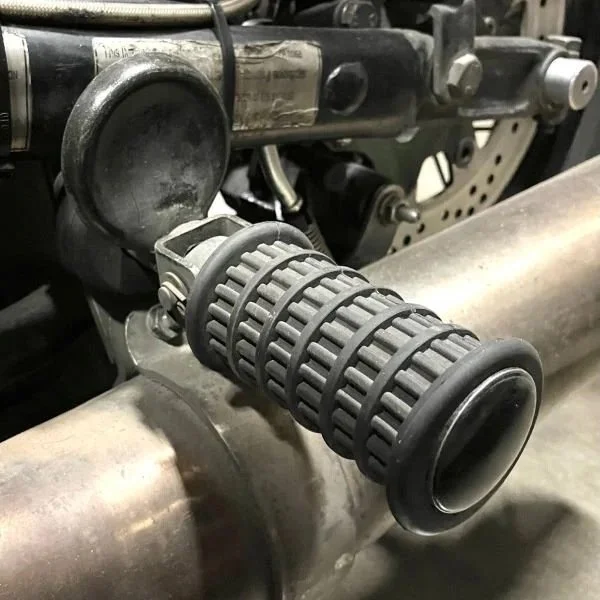 Repose-pieds passager noir, accessoire pour side-car Ural via Moto Side Aventure (concessionnaire side-car Ural)