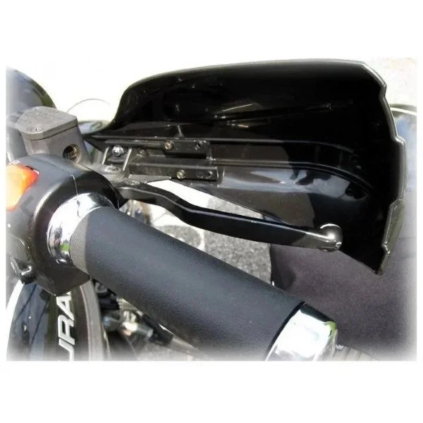 Este protector de manos Storm es un accesorio para sidecares Ural de Moto Side Aventure (distribuidor de sidecares Ural).