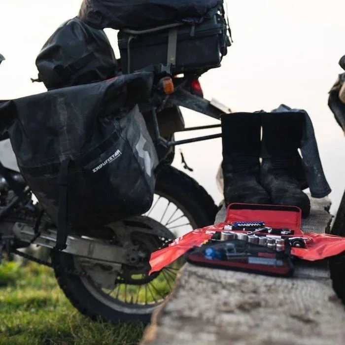 Le pack d'outils roulant de la marque Enduristan accessoire pour side-car Ural via Moto Side Aventure (concessionnaire side-car Ural)