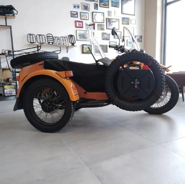 Bidons d'essence Overland Fuel, Rond 8.5L noir installé sur side car Ural, accessoire Overland pour side-car Ural via Moto Side Aventure (concessionnaire sidecar Ural)