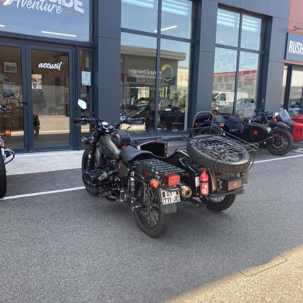 Le side-car Ural Gear Up 2RM de 2024 est un side-car d'occasion disponible dans notre dépot/vente de Valence