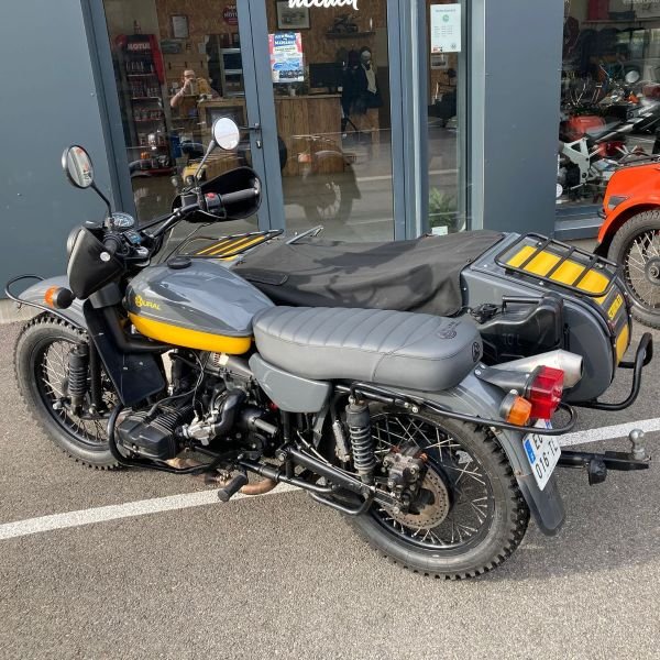 Le side-car Ural de série limitée Scrambler est un side-car d'occasion de collection n'existant qu'en 20 modèle et disponible dans notre dépot/vente de Valence