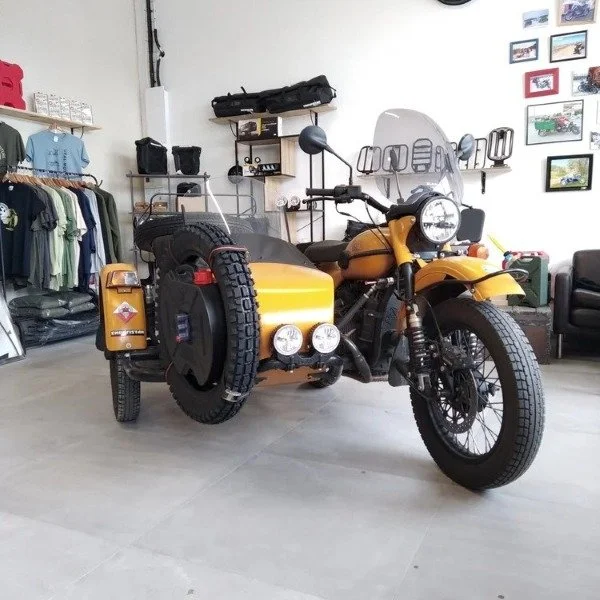 Bidons d'essence Overland Fuel, Rond 8.5L noir installé sur side car Ural, accessoire Overland pour side-car Ural via Moto Side Aventure (concessionnaire sidecar Ural)