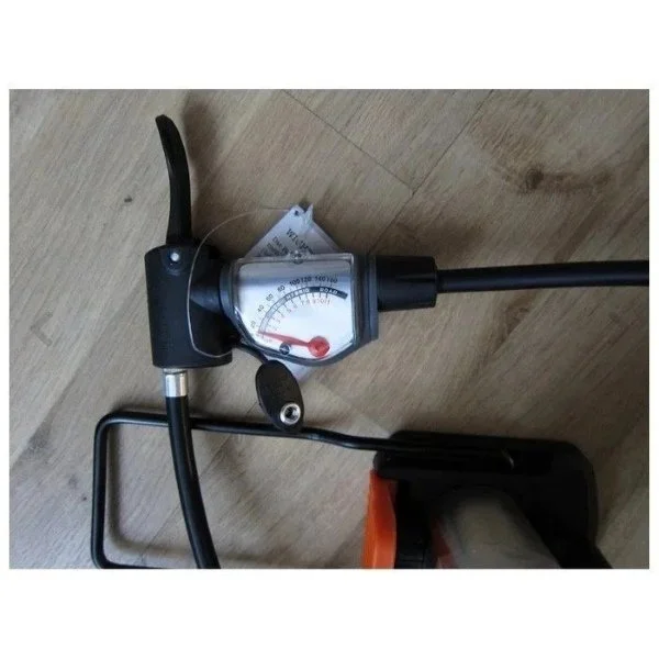 La mini bomba de pie con manguera alargada Ural es un accesorio para sidecares Ural disponible a través de Moto Side Aventure (distribuidor de sidecares Ural)