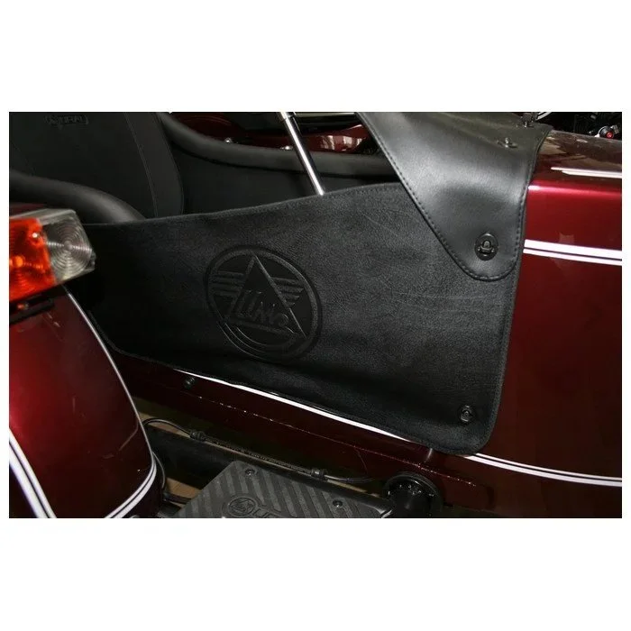 La porte d'entrée de side-car magnétique en simili-cuir noir est un accessoire pour side-car Ural via Moto Side Aventure (concessionnaire side-car Ural)