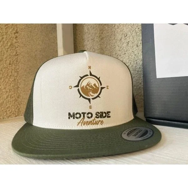 La gorra «Moto Side Aventure Classic trucker» verde es uno de los accesorios para sidecares Ural que ofrece Moto Side Aventure