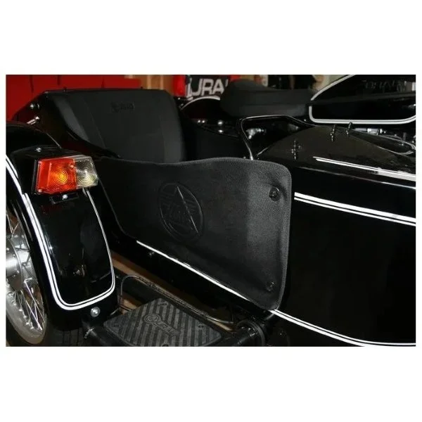La puerta de entrada magnética para sidecar, fabricada en imitación de cuero negro, es un accesorio para sidecares Ural disponible a través de Moto Side Aventure (distribuidor de sidecares Ural).