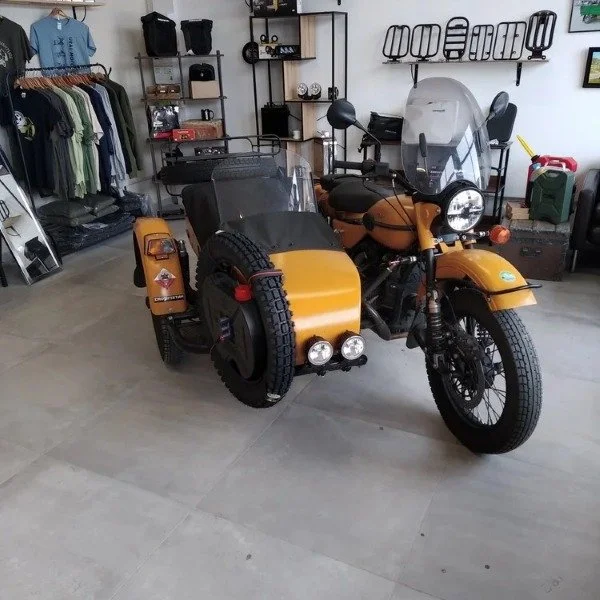 Bidons d'essence Overland Fuel, Rond 8.5L noir installé sur side car Ural, accessoire Overland pour side-car Ural via Moto Side Aventure (concessionnaire sidecar Ural)