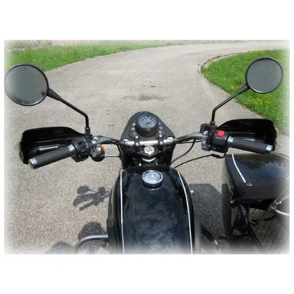 Este protector de manos Storm es un accesorio para sidecares Ural de Moto Side Aventure (distribuidor de sidecares Ural).