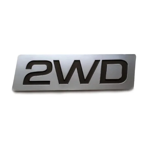Emblema 2WD de metal con soporte adhesivo.