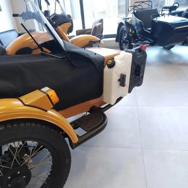 Bidones de gasolina Overland Fuel, accesorio Overland para sidecar Ural a través de Moto Side Aventure (distribuidor de sidecares Ural)