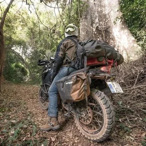 Las bolsas Moonsoon 3 de la marca Enduristan son un accesorio compatible con los sidecares de la marca Ural Motorcycles