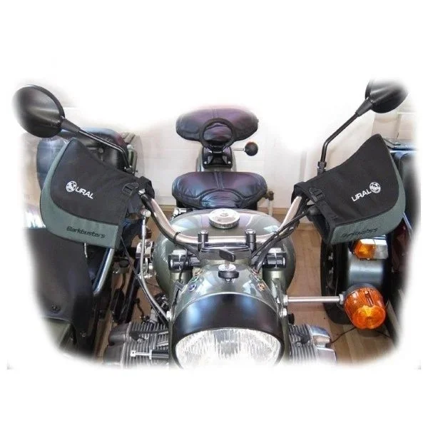 Protectores de manos Ural Blizzard, en color negro y verde con el logotipo de Ural y Barkbusters, accesorio para sidecar Ural a través de Moto Side Aventure (distribuidor de sidecares Ural)