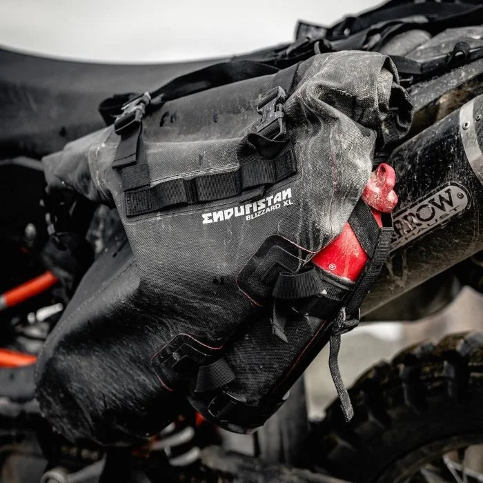 L'étui à bouteille de la marque Enduristan compatible avec les side-cars de marque Ural Motorcycles