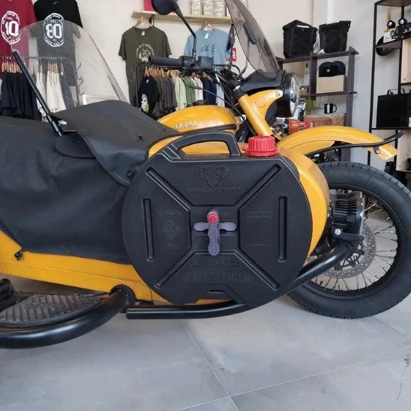 Bidons d'essence Overland Fuel, Rond 8.5L noir installé sur side car Ural, accessoire Overland pour side-car Ural via Moto Side Aventure (concessionnaire sidecar Ural)
