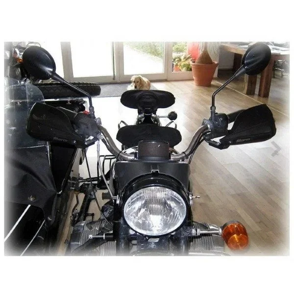 Este protector de manos Storm es un accesorio para sidecares Ural de Moto Side Aventure (distribuidor de sidecares Ural).