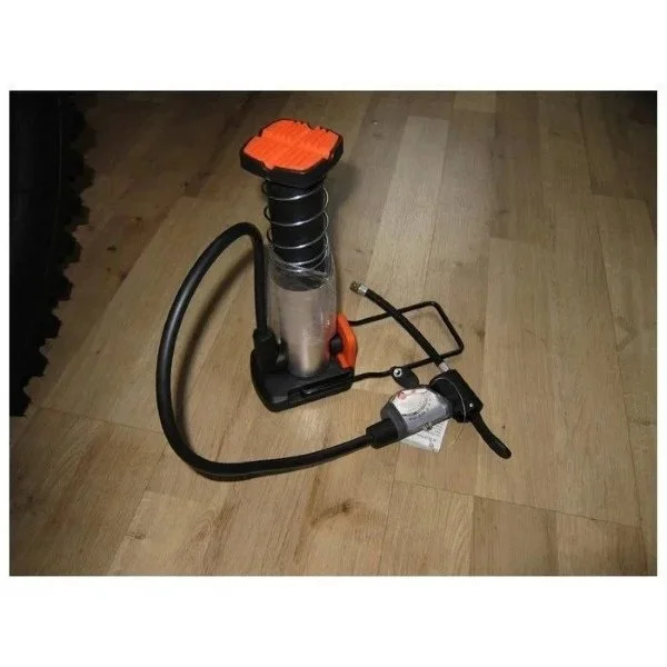 La mini bomba de pie con manguera alargada Ural es un accesorio para sidecares Ural disponible a través de Moto Side Aventure (distribuidor de sidecares Ural)