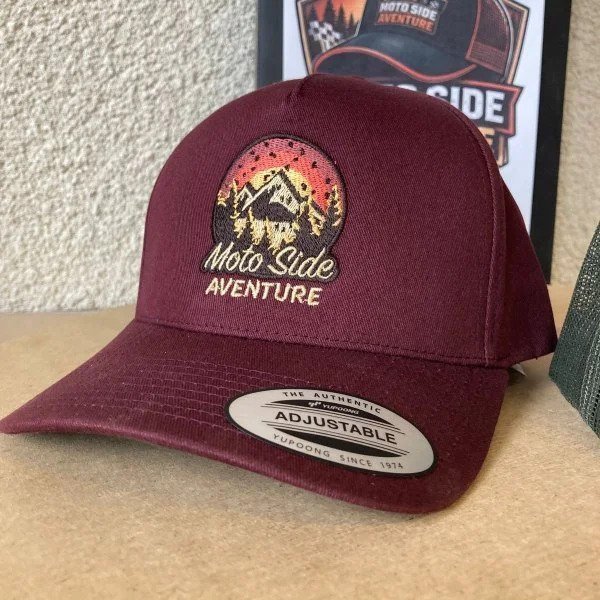 La gorra Moto Side Aventure Classic snapback, de color burdeos, bordada y ajustable, es uno de los accesorios para sidecares Ural que ofrece Moto Side Aventure.