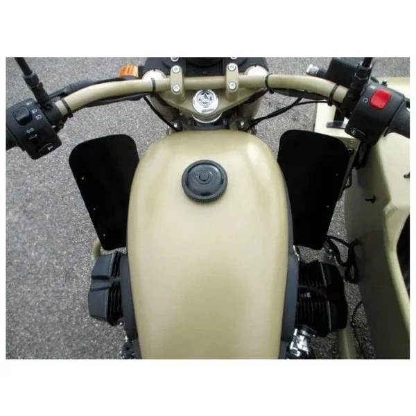 El juego de guardabarros para las piernas con fijación negro es un accesorio para sidecares Ural de Moto Side Aventure (distribuidor de sidecares Ural).