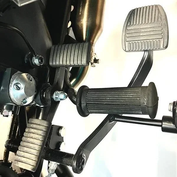 Caoutchouc de pédale de changement de vitesse et de marche arrière depuis 2017, entretien du side-car Ural Motorcycles via Moto Side Aventure (concessionnaire side-car Ural)