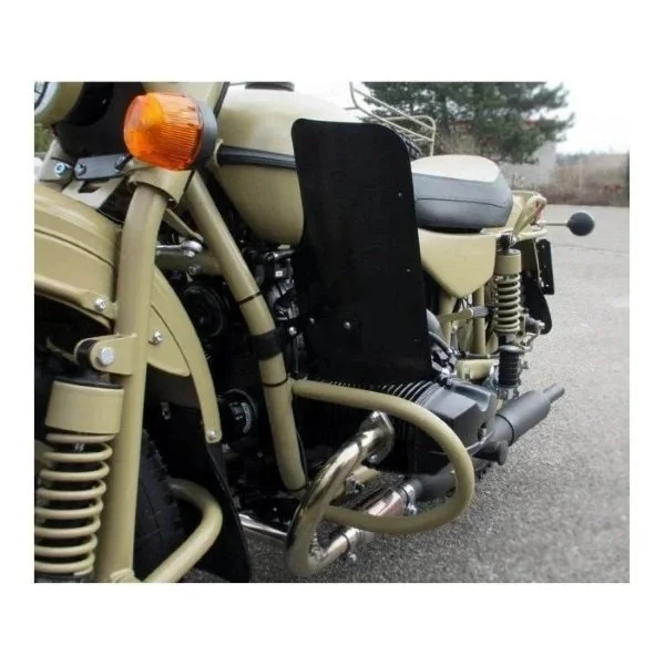 El juego de guardabarros para las piernas con fijación negro es un accesorio para sidecares Ural de Moto Side Aventure (distribuidor de sidecares Ural).