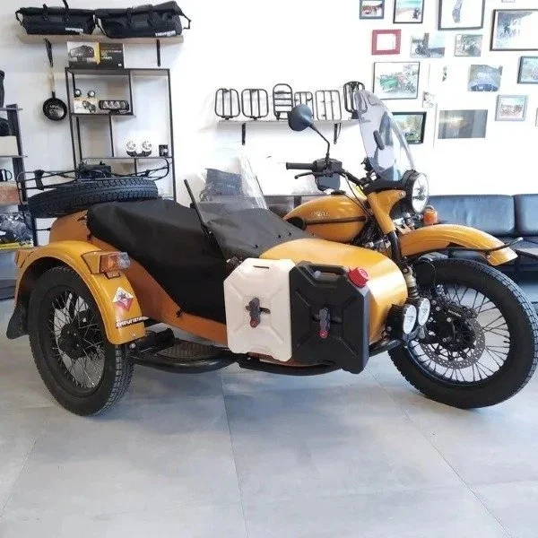 Bidones de gasolina Overland Fuel, accesorio Overland para sidecar Ural a través de Moto Side Aventure (distribuidor de sidecares Ural)