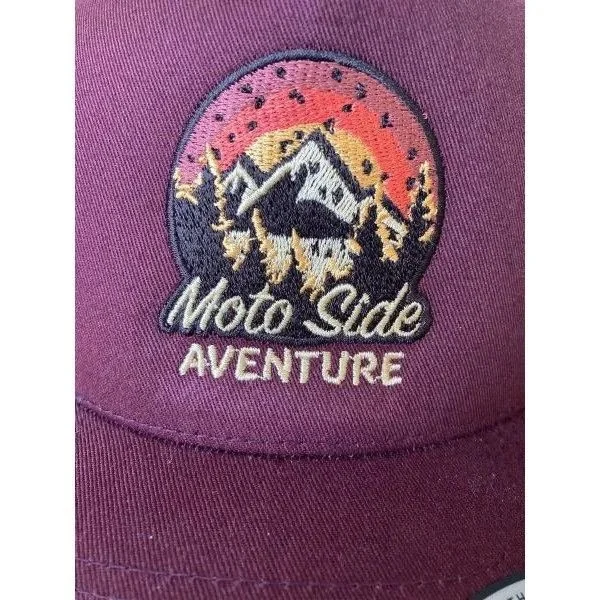 La gorra Moto Side Aventure Classic snapback, de color burdeos, bordada y ajustable, es uno de los accesorios para sidecares Ural que ofrece Moto Side Aventure.