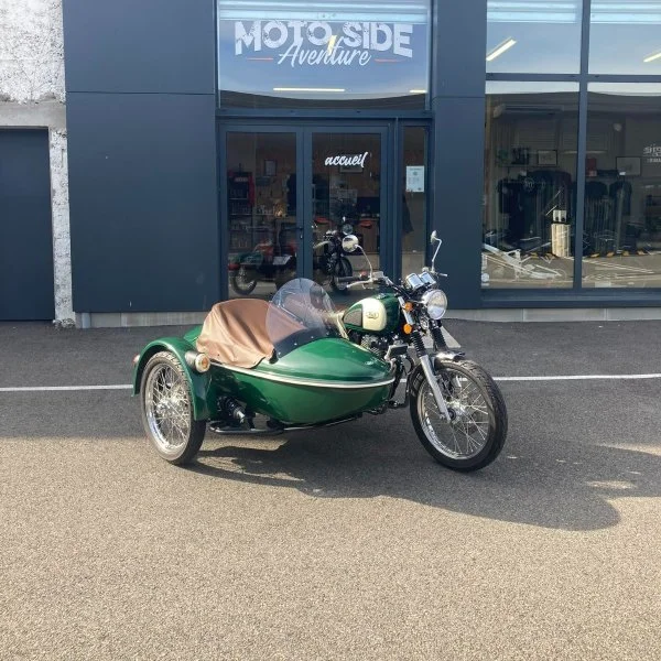 Le side-car Mash Family Side 400 de 2019 est un side-car d'occasion avec 12 500 km au compteur et disponible en dépot/vente dans notre atelier de Valence.