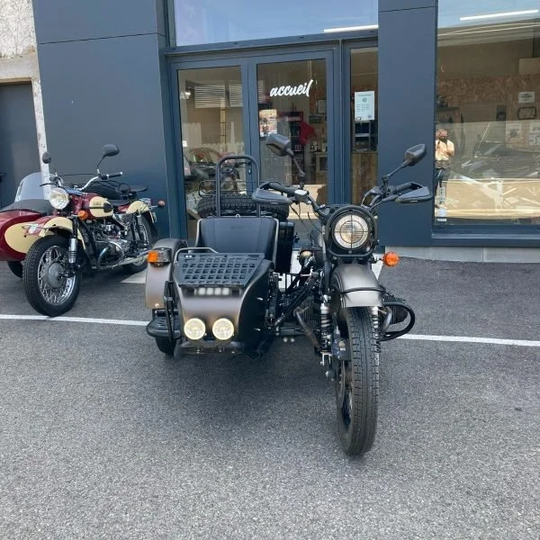 Le side-car Ural Gear Up 2RM de 2024 est un side-car d'occasion disponible dans notre dépot/vente de Valence
