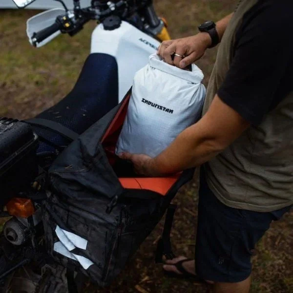 El saco aislamiento de la marca Enduristan, accesorio para el sidecar Ural, a través de Moto Side Aventure (distribuidor de sidecares Ural)