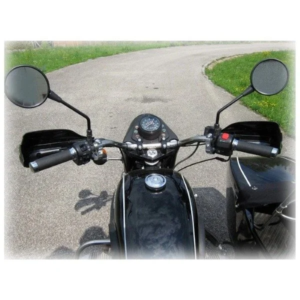 Ce protège-mains Storm est un accessoire pour side-car Ural via Moto Side Aventure (concessionnaire side-car Ural)