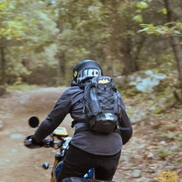Mochila impermeable Enduristan Hurricane 15 compatible con los sidecares de la marca Ural Motorcycles