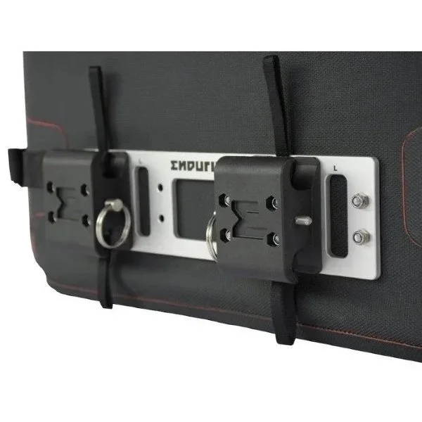 Soporte de fijación para el Monsoon Evo de la marca Enduristan, destinado al guardabarros y compatible con los sidecares de la marca Ural Motorcycles