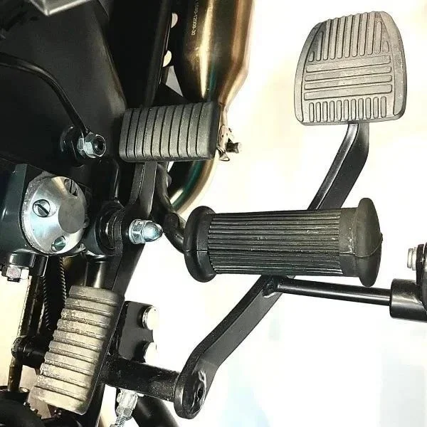 Caoutchouc de pédale de changement de vitesse et de marche arrière depuis 2017, entretien du side-car Ural Motorcycles via Moto Side Aventure (concessionnaire side-car Ural)