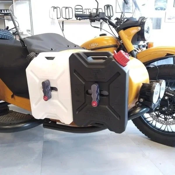 Bidones de gasolina Overland Fuel, accesorio Overland para sidecar Ural a través de Moto Side Aventure (distribuidor de sidecares Ural)