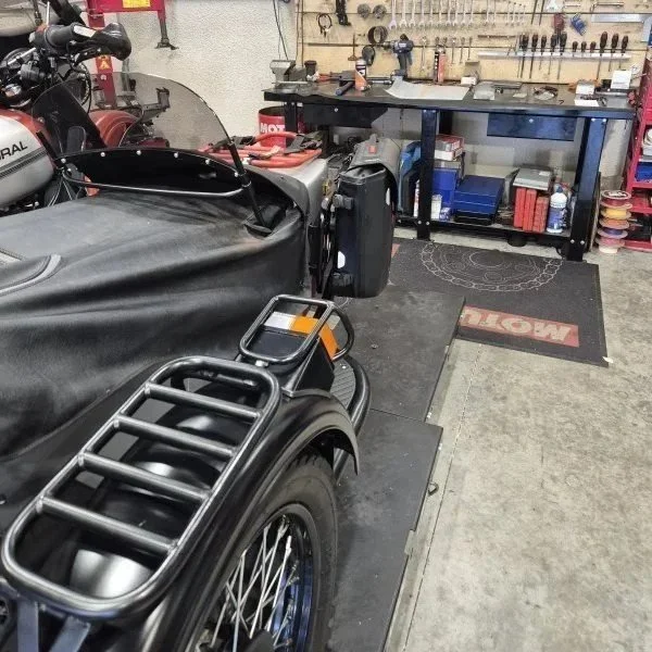 Conjunto de bola traseras SW-Motech con soporte y placa para sidecar Ural a través de Moto Side Aventure (distribuidor de sidecares Ural)