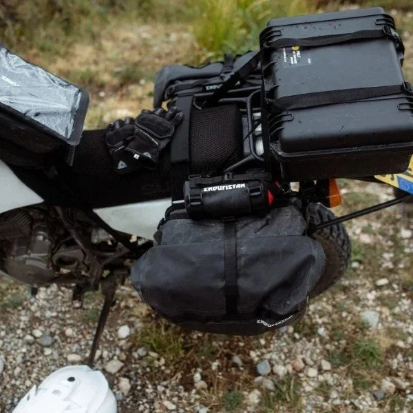El portabotellas de la marca Enduristan, compatible con los sidecares de la marca Ural Motorcycles