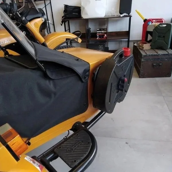 Bidón de gasolina Overland Fuel, redondo, 8,5 l, negro, accesorio Overland para sidecar Ural a través de Moto Side Aventure (distribuidor de sidecares Ural)