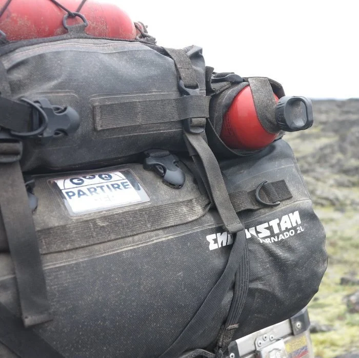 L'étui à bouteille de la marque Enduristan compatible avec les side-cars de marque Ural Motorcycles