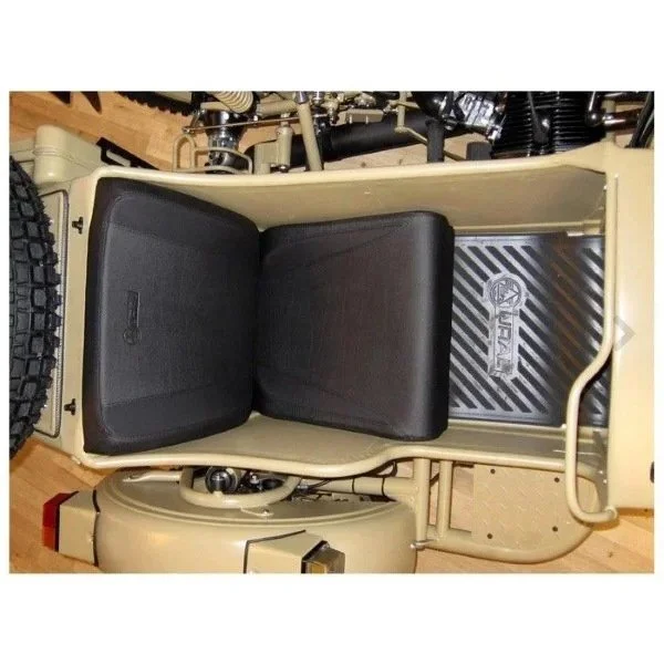 El asiento completo para sidecar, con respaldo y maletero, es un accesorio para sidecares Ural disponible a través de Moto Side Aventure (distribuidor de sidecares Ural).