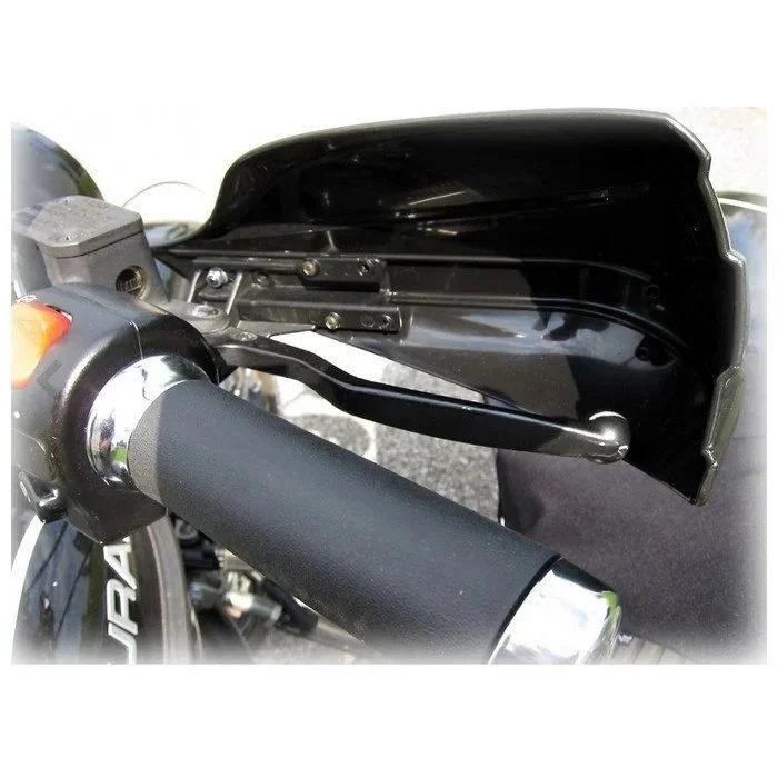 Ce protège-mains Storm est un accessoire pour side-car Ural via Moto Side Aventure (concessionnaire side-car Ural)