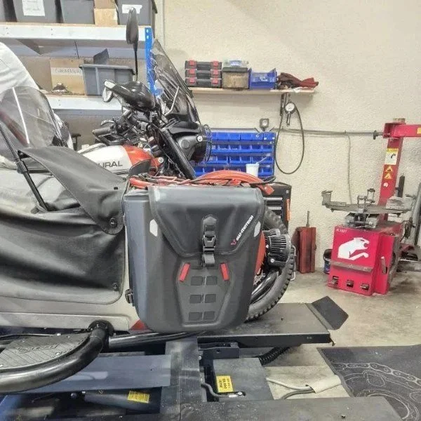 Conjunto de bola traseras SW-Motech con soporte y placa para sidecar Ural a través de Moto Side Aventure (distribuidor de sidecares Ural)