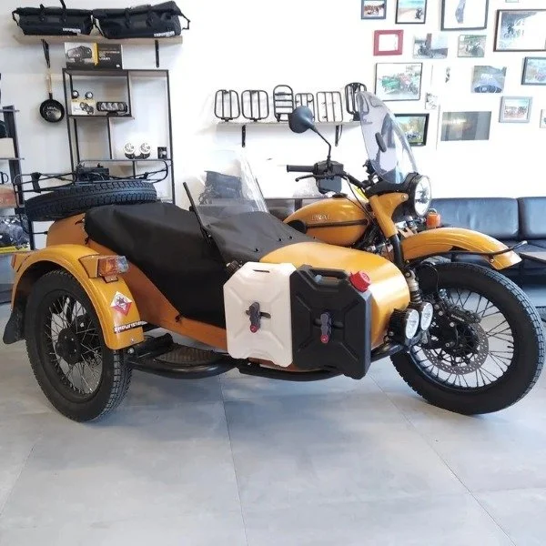 The Fuel can Overland Fuel (available in red, Yellow Sahara, Green Army and black) is an accessory for Ural sidecar via Moto Side Aventure