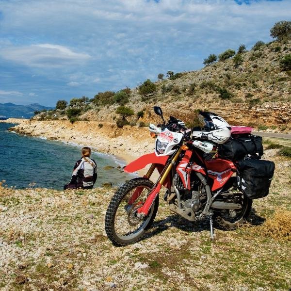 Sacoches Moonsoon 3 de la marque Enduristan pour le garde-boue compatible avec les side-cars de marque Ural Motorcycles