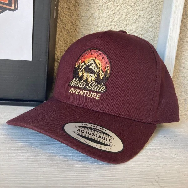Casquette Moto Side Aventure Classic snapback Bordeaux brodé et ajustable est l'un des accessoire pour side-cars Ural proposés par Moto Side Aventure