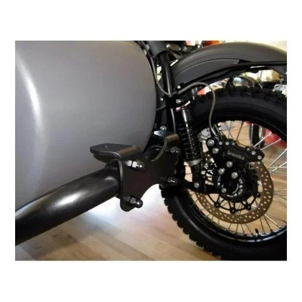 El kit de montaje para luces antiniebla, en color negro, es un accesorio para sidecares Ural de Moto Side Aventure (distribuidor oficial de sidecares Ural)