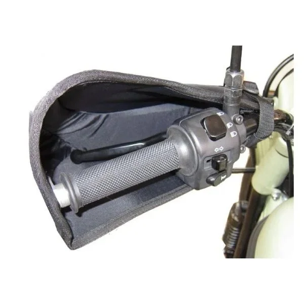 Protectores de manos Ural Blizzard, en color negro y verde con el logotipo de Ural y Barkbusters, accesorio para sidecar Ural a través de Moto Side Aventure (distribuidor de sidecares Ural)
