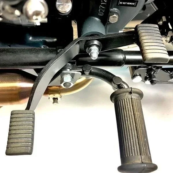 Caoutchouc de pédale de changement de vitesse et de marche arrière depuis 2017, entretien du side-car Ural Motorcycles via Moto Side Aventure (concessionnaire side-car Ural)